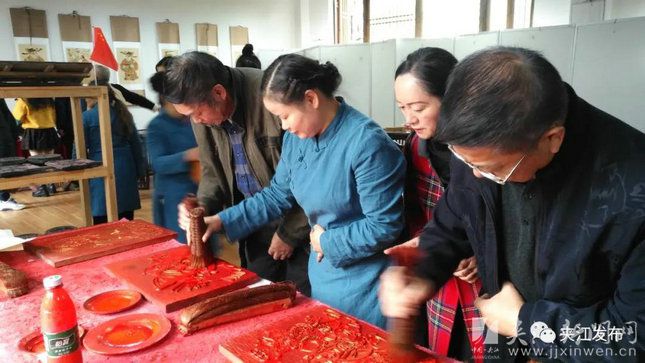 祭拜梅葛会 夹江木版年画展示如此亮眼